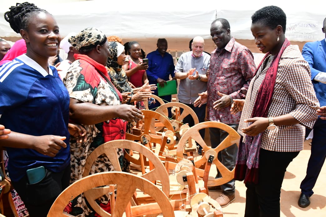 Hon. Oparanya and Hon. Mang'eni interact with spinners