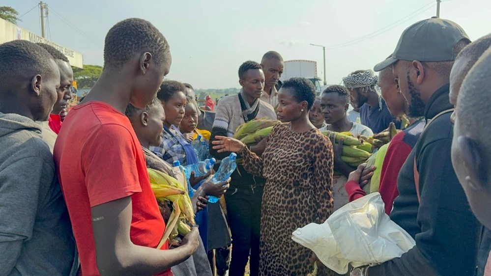 PS Susan Mang'eni engaging with vendors along Mai-Mahiu - Narok road